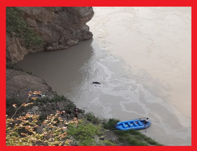 सतलुज नदी में गिरा ट्रक, लापता चालक का निकालने के लिए बुलाए गोताखोर