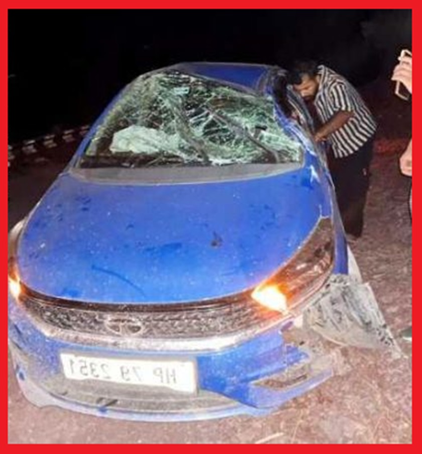 पहाड़ी से चलती गाड़ी पर गिरे पत्थर; चार लोग घायल