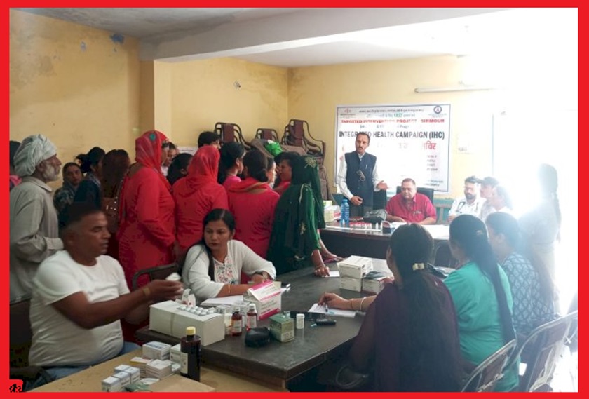  केयर संस्था और श्रद्धा संस्था द्वारा रामपुर भारापुर में  नि:शुल्क स्वास्थ्य जांच शिविर आयोजित , बीएमओ केएल भगत रहे मौजूद