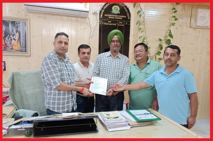 पांवटा साहिब के शहीद स्मारक स्थल से बीजली के ट्रांसफर के स्थानांतरण को लेकर सोंपा ज्ञापन