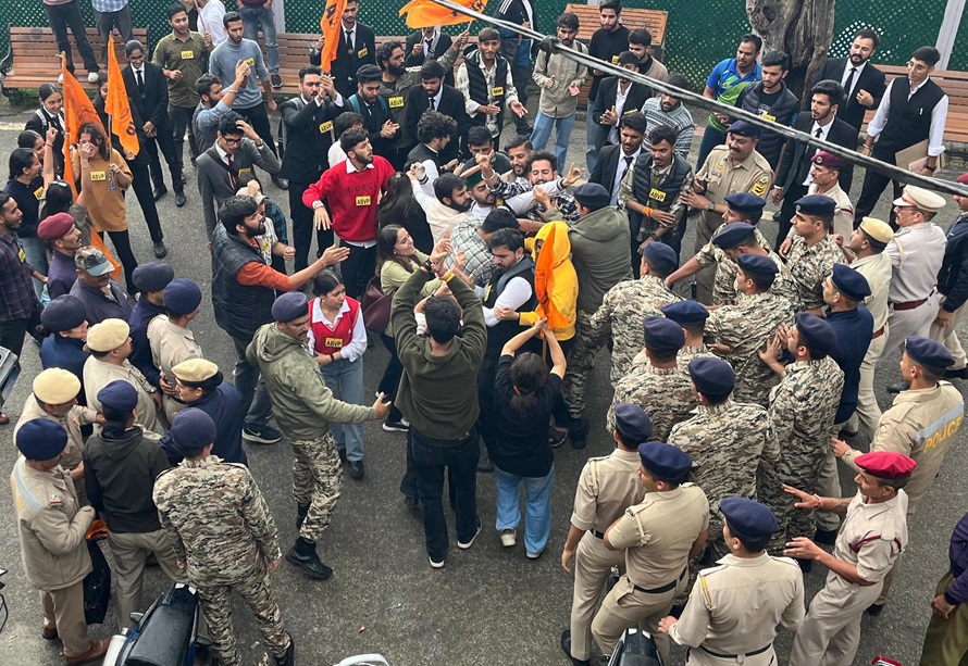  मुख्यमंत्री का पुतला जलाते हुए विश्वविद्यालय में विद्यार्थी परिषद और पुलिस में हुआ धक्का मुक्की: अ•भा•वि•प• 