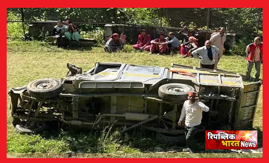 अनियंत्रित हो खाई में गिरी बोलेरो कैंपर , चालक की मौत 