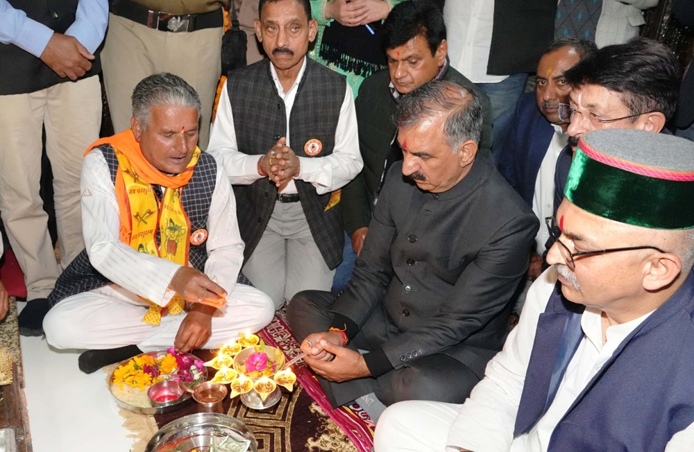 मुख्यमंत्री ने श्री रेणुका जी मंदिर में की पूजा-अर्चना