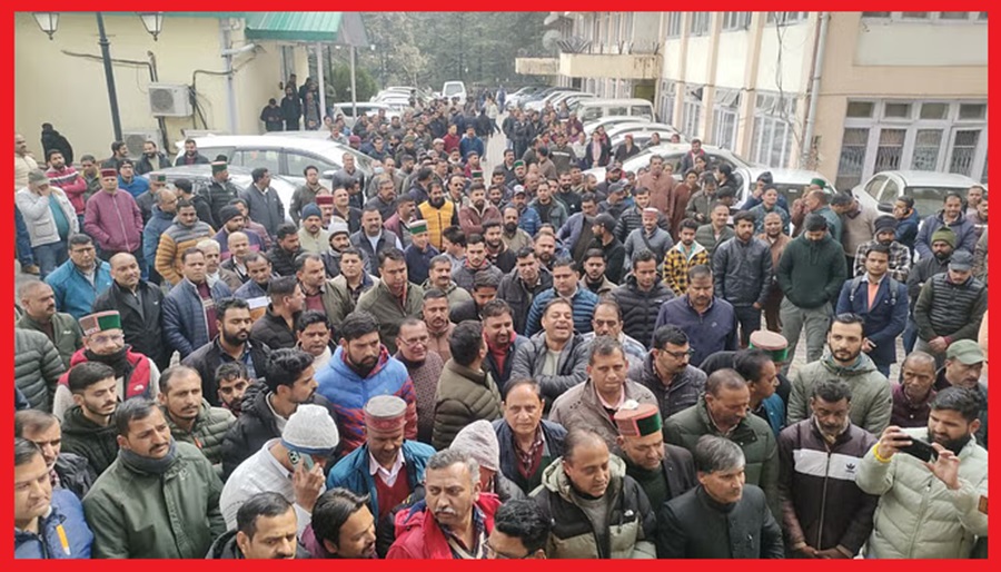 बिजली बोर्ड में 700 पद समाप्त करने पर भड़के कर्मचारी,किया जोरदार प्रदर्शन