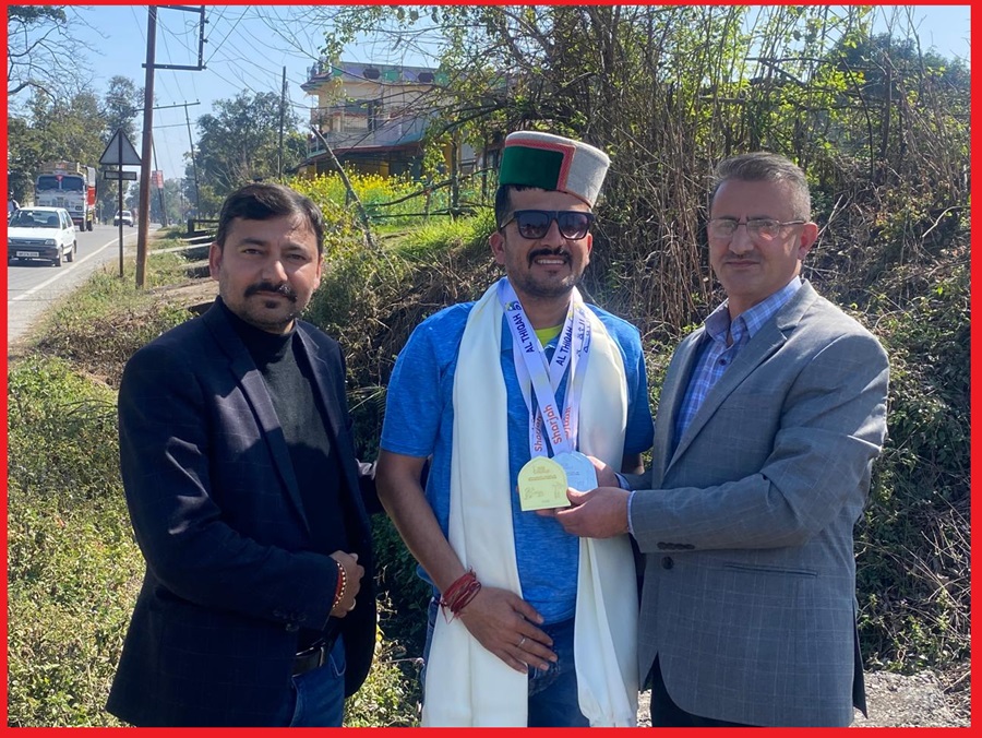  स्वर्ण पदक विजेता विरेन्द्र सिंह को पैरा ओलंपिक में उपलब्धि हासिल करने पर उपायुक्त ने किया सम्मानित