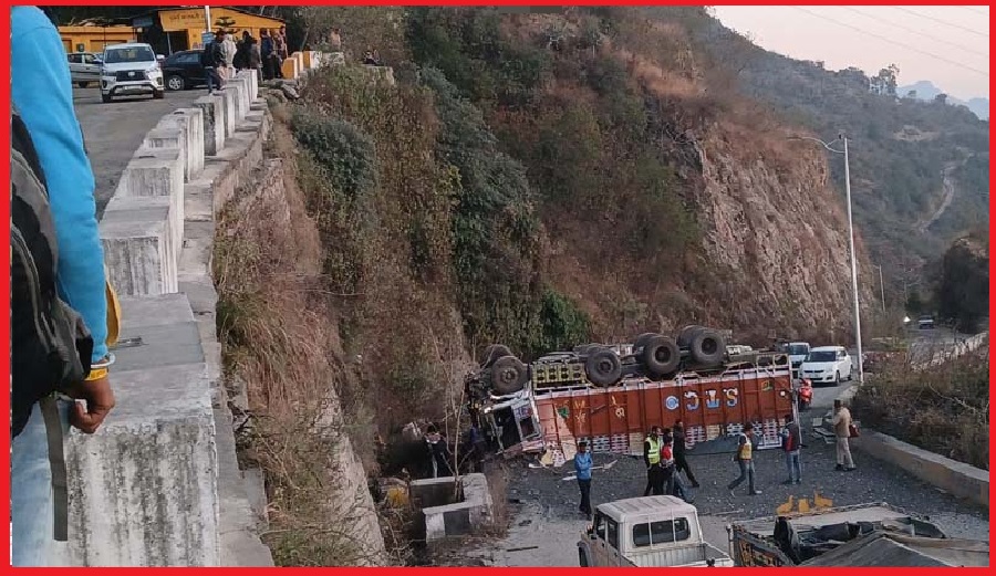 अनियंत्रित हो हादसे का शिकार हुआ ट्राला , चालक की मौत 
