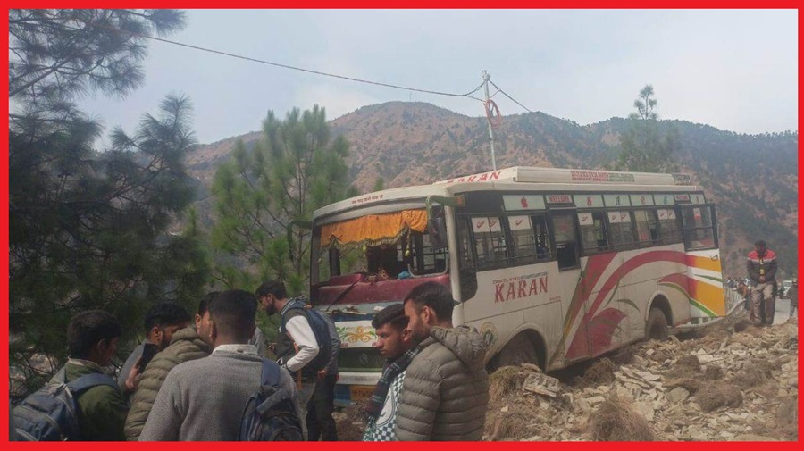 हिमाचल में यहाँ गिरा चलती निजी बस पर पहाड़ी से मलबा, दो यात्री घायल