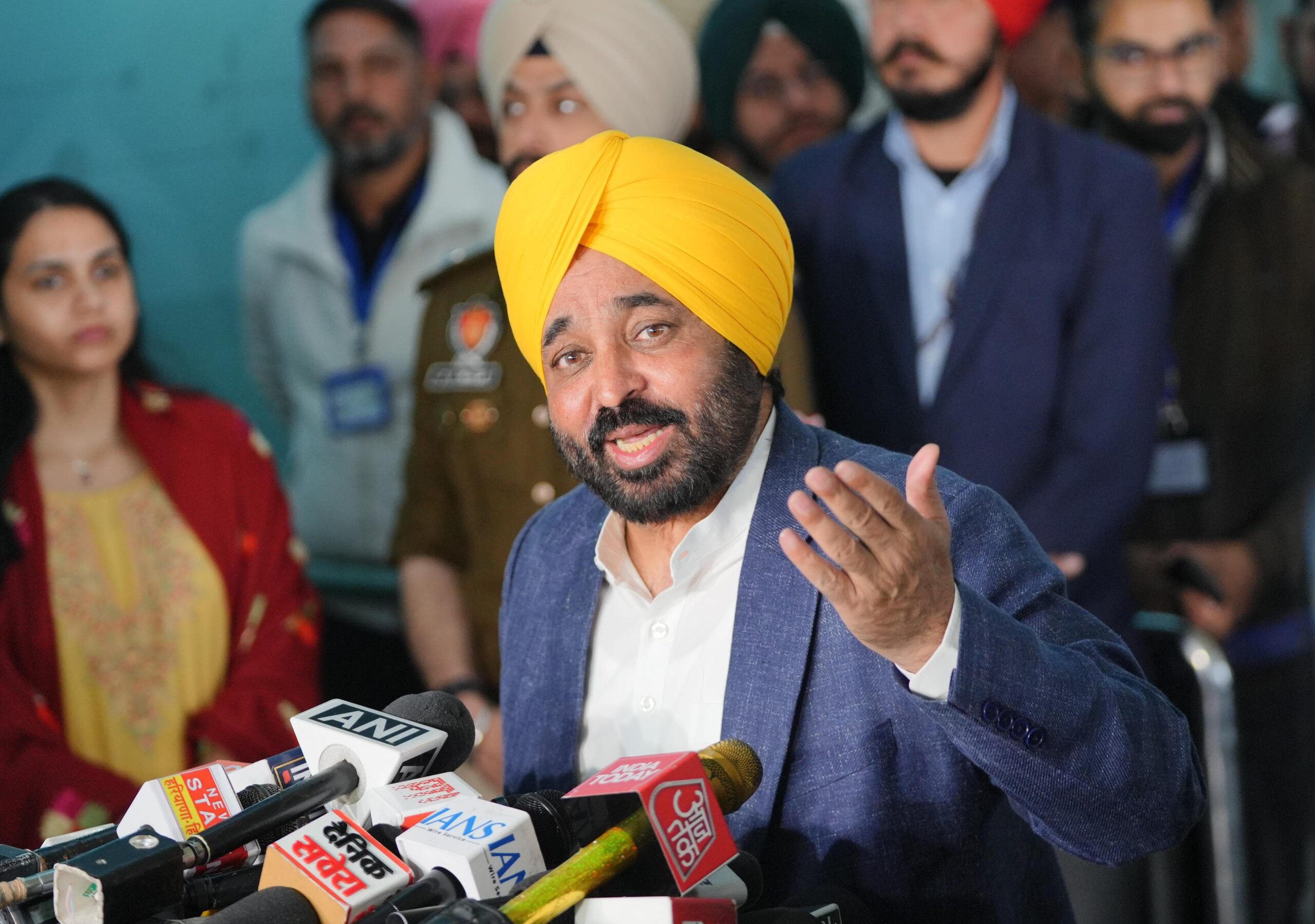 अमेरिकी सेना के विमान पर जंजीरों में बंधे भारतीयों को ‘देश निकाला’ देकर ट्रंप ने मोदी को दिया ‘तोहफा’