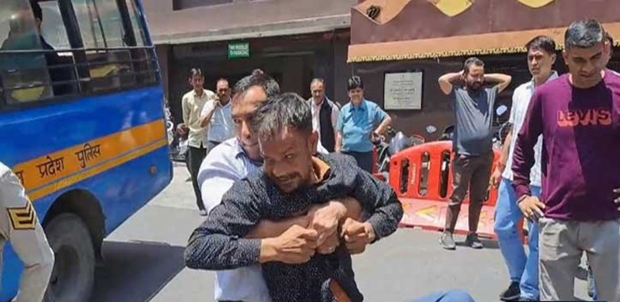 दृष्टिबाधित संघ ने सचिवालय के बाहर  किया चक्का जाम , पुलिस ने गाड़ियों में भरकर सड़क को किया खाली
