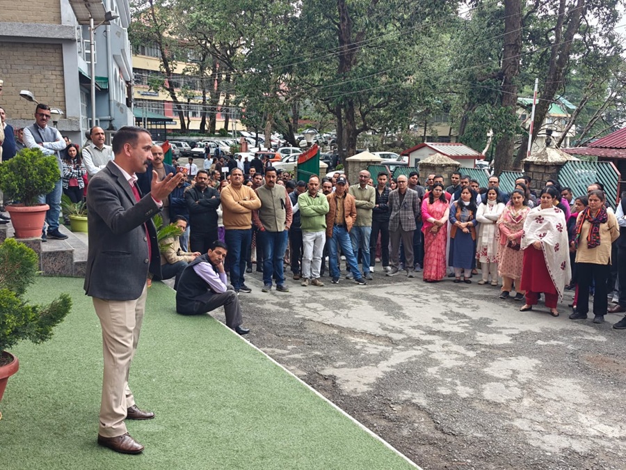  हिमाचल प्रदेश विश्वविद्यालय में शिक्षकों ने  वेतन न मिलन पर कक्षाओं का किया बहिष्कार  