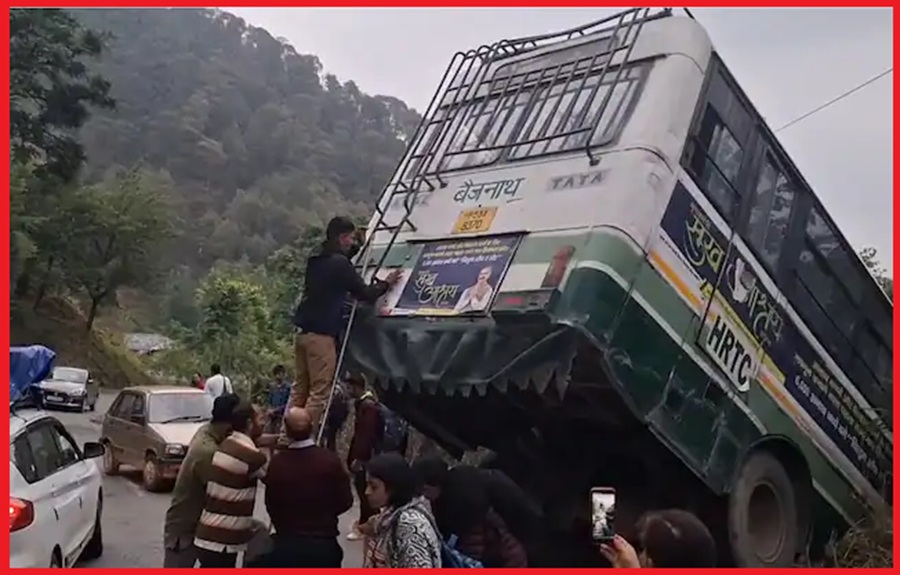 अनियंत्रित हो सड़क किनारे लटकी HRTC बस; 25 सवारियों के लिए पेड बना मसीहा