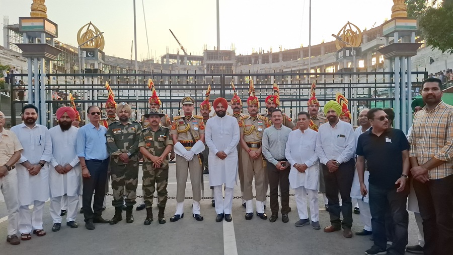 अटारी सरहद पर रिट्रीट सेरेमनी देखने पहुंचे सांसद औजला