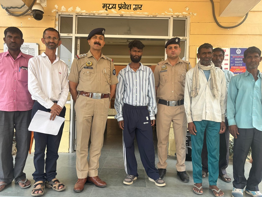एक महीने से लापता उत्तर प्रदेश के रोहित को पांवटा साहिब में परिजनों के सुपुर्द किया, बेटे को देख पिता हुए भावुक