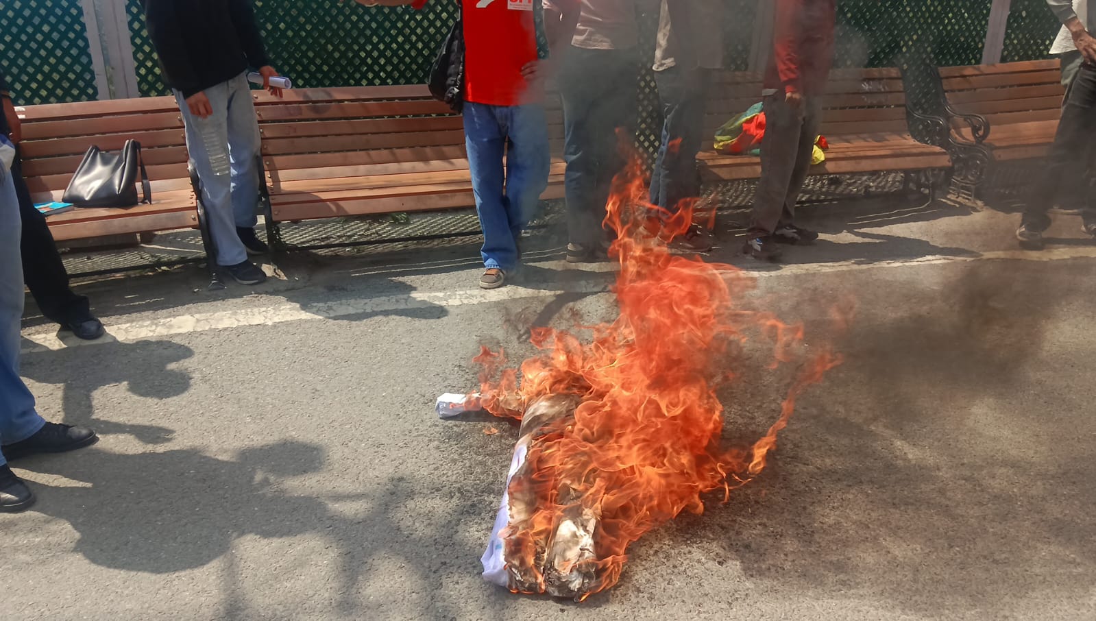 भारतीय सेना अधिकारी को आतंकवादियों (पाकिस्तान) की बहन बताने वाले बयान के विरोध में मध्य प्रदेश सरकार के मंत्री विजय शाह का जलाया  पुतला