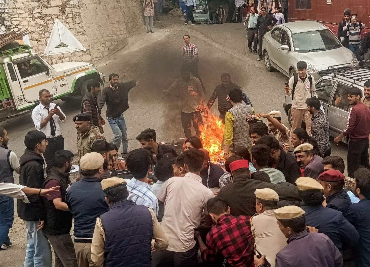 एसएफआई राज्य कमेटी ने हिमाचल प्रदेश विश्वविद्यालय के सम्मरहिल चौक में कांग्रेस सरकार द्वारा प्रदेश में बसों के बढ़ते किराये के खिलाफ कियाविरोध प्रदर्शन,  प्रदेश मुख्यमंत्री का फूंकापुतला औरकिया चक्का जाम  