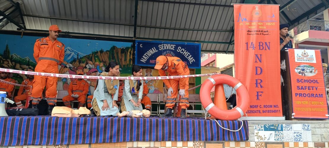 राजकीय वरिष्ठ माध्यमिक विद्यालय शिलाई में राष्ट्रीय आपदा मोचन बल (एन. डी. आर. एफ.) की टीम द्वारा फैमिलियराजेशन अभ्यास के अंतर्गत आपदा प्रबंधन प्रदर्शनी एवं मौक अभ्यास का हुआ आयोजन