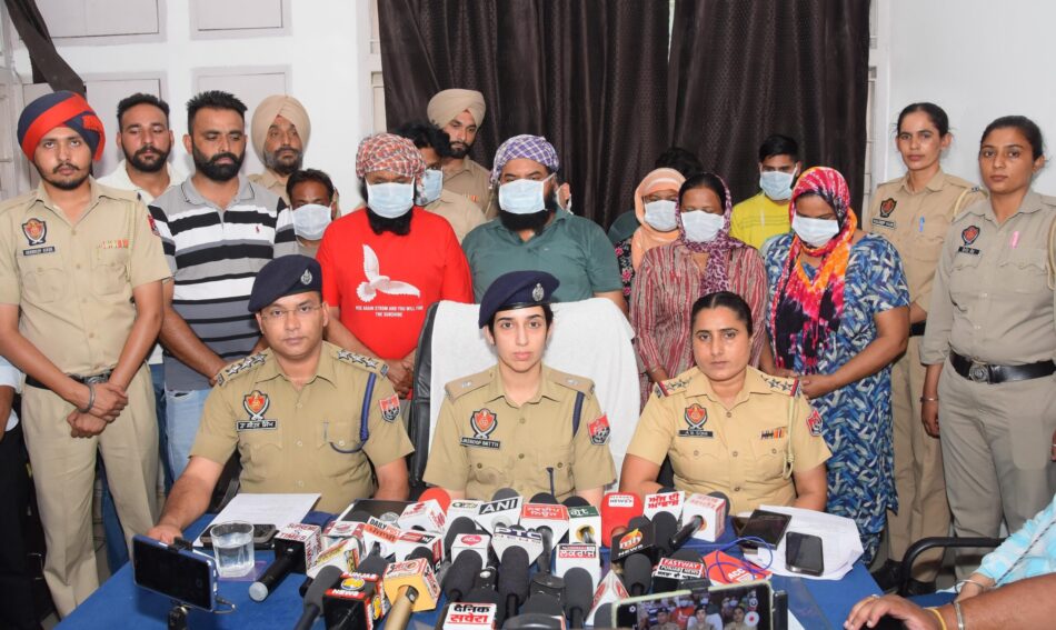 अमृतसर पुलिस ने अश्लील वीडियो बनाने वाले गिरोह का पर्दाफाश करते हुए फर्जी इंस्पेक्टर सहित 12 को किया गिरफ्तार