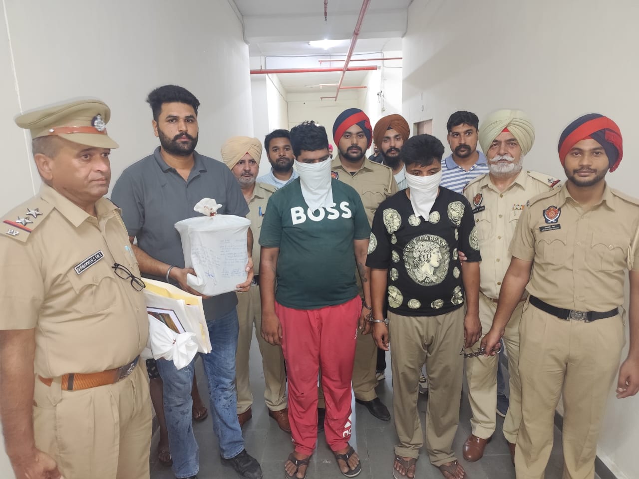 अमृतसर ग्रामीण पुलिस ने 6 किलो 235 ग्राम हेरोइन, 2 पीएक्स 5 पिस्तौल 30 बोर,1 देसी पिस्तौल 30 बोर, 4 जिंदा कारतूस 30 बोर,10,000 ड्रग मनी सहित 4 आरोपी गिरफ्तार 