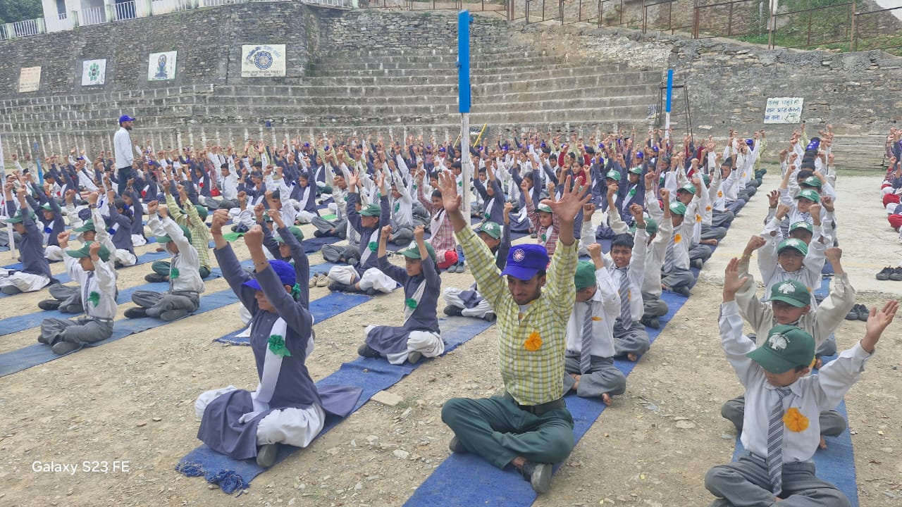 शहीद कल्याण सिंह राजकीय उत्कृष्ट वरिष्ठ माध्यमिक विद्यालय हलां में “एक पेड़, एक पृथ्वी” थीम के तहत मनाया 11 वां अंतर्राष्ट्रीय योग दिवस 