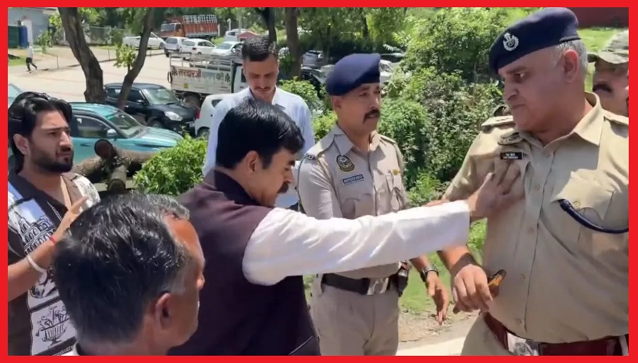 बिलासपुर में राजनीतिक माहौल गर्म : पूर्व विधायक बंबर ठाकुर ने एएसपी को दिया धक्का, एसडीएम से बहस  