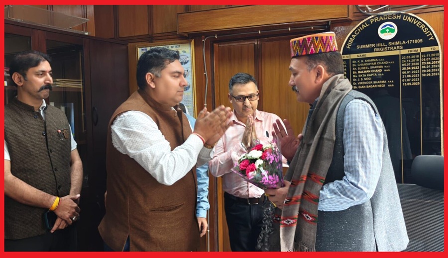शिक्षक कल्याण संघ का एक प्रतिनिधिमंडल विश्विद्यालय के कुलसचिव से मिला