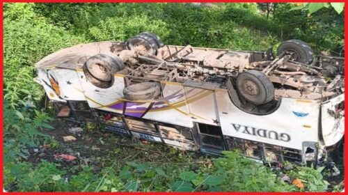 अनियंत्रित होकर खाई में जा गिरी  बस,  32 यात्री घायल, 7 गंभीर