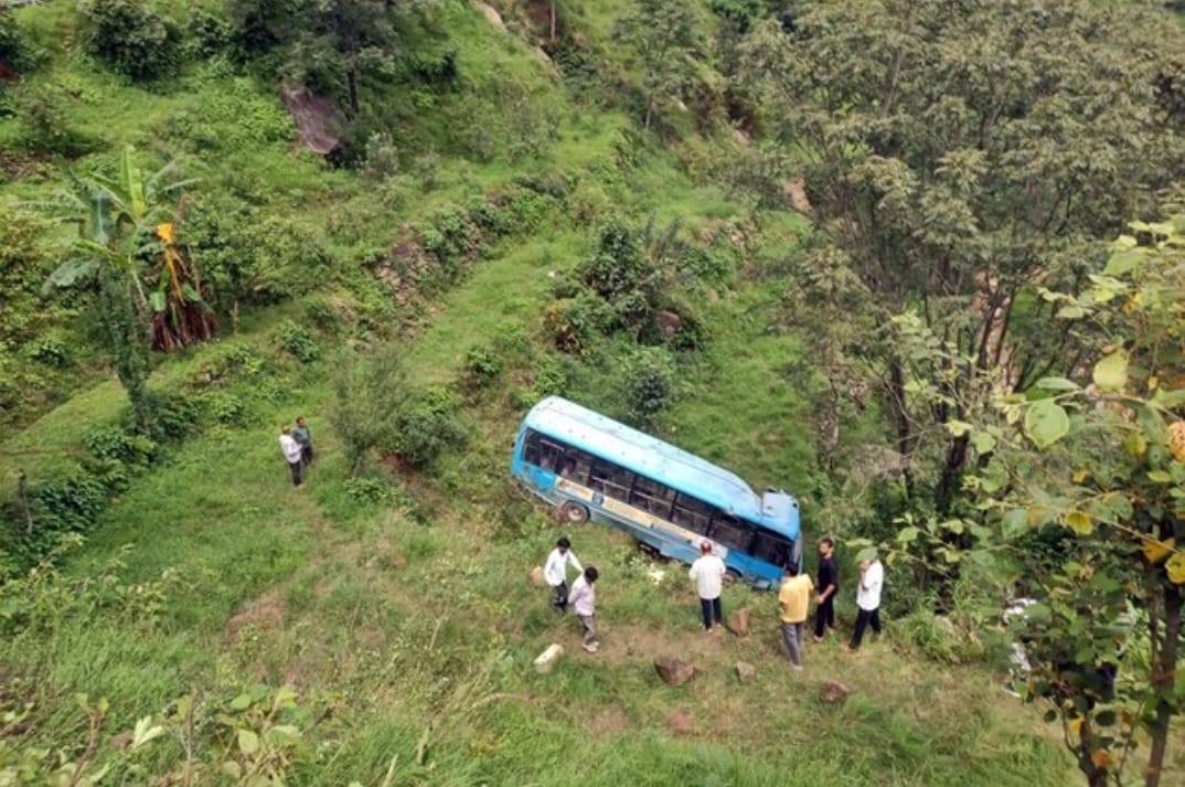 हिमाचल में अनियंत्रित हो खाई में गिरी एचआरटीसी बस 20 से 25 लोगों के घायल, बड़े जानमाल की आशंका