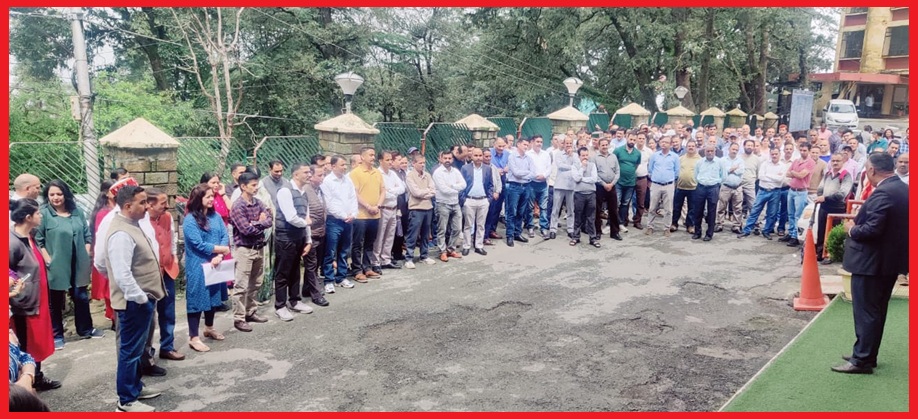हिमाचल प्रदेश विश्वविद्यालय शिक्षक कल्याण संघ एवं गैर शिक्षक संघ ने कुलपति कार्यालय के बाहर किया प्रदर्शन