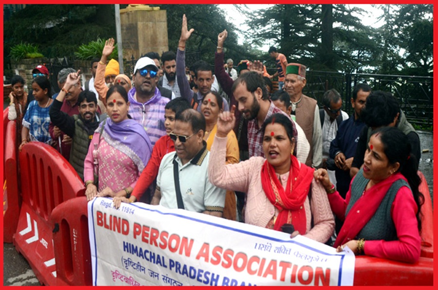 दृष्टिबाधित संघ अपनी मांगों को लेकर विधानसभा सत्र के दौरान किया धरना प्रदर्शन अब बैकलॉग से नौकरियां देने के मामले में सितम्बर माह में करेगा विधानसभा का घेराव  