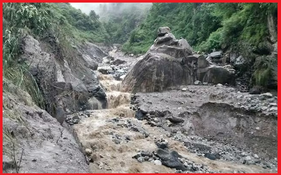 रामपुर के दरशाल में बादल फटने से तकलेच नाला में आई बाढ़, तकलेच बाजार में मची अफरातफरी