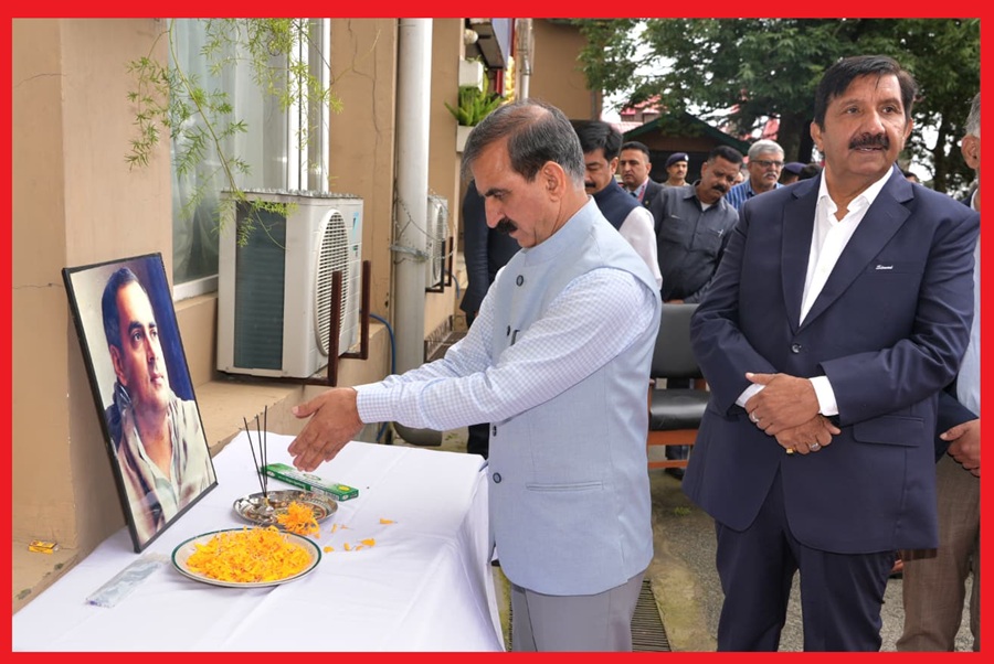 मुख्यमंत्री ने पूर्व प्रधानमंत्री राजीव गांधी को अर्पित की पुष्पांजलि  