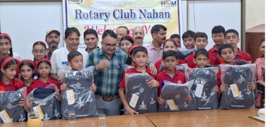 रोटरी क्लब नाहन ने 100 छात्रों को  वितरित किए स्कुल बैग: एसडीएम ने कार्यक्रम में की  शिरकत 
