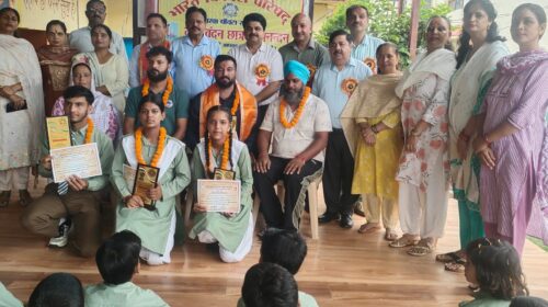 गुरु वंदन छात्र अभिनंदन कार्यक्रम में शिक्षकों द्वारा पुष्प वर्षा आशीर्वाद से अभिभूत हुए विद्यार्थी
