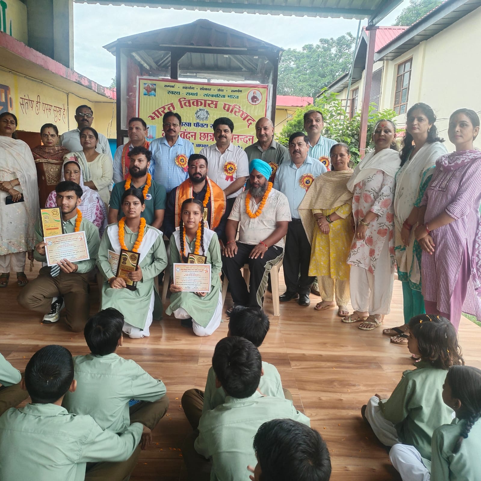 गुरु वंदन छात्र अभिनंदन कार्यक्रम में शिक्षकों द्वारा पुष्प वर्षा आशीर्वाद से अभिभूत हुए विद्यार्थी