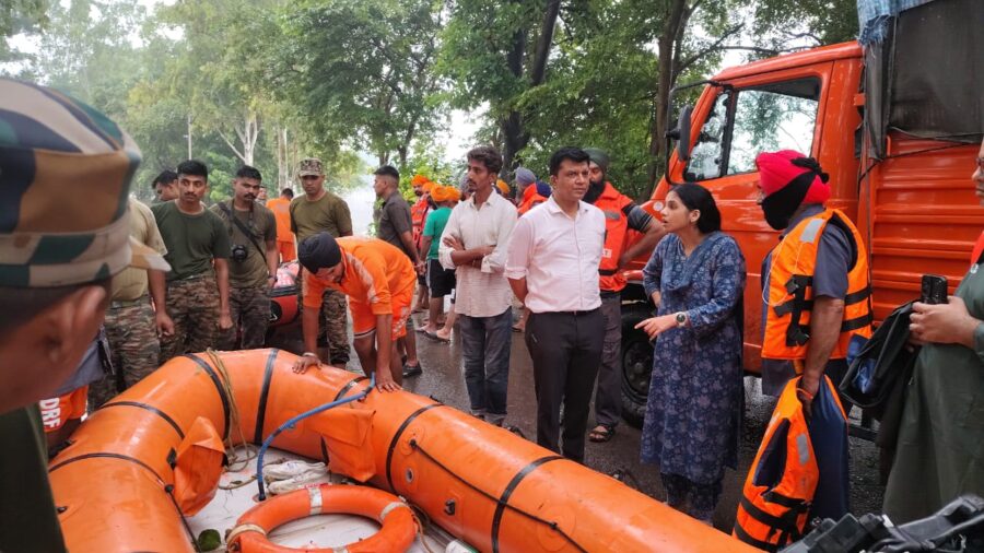 रावी नदी में आई बाढ़ से अमृतसर ज़िले के लगभग 40 गाँव प्रभावित- उपायुक्त व ज़िला पुलिस प्रमुख सुबह 4 बजे से टीमों के साथ राहत कार्य में जुटे