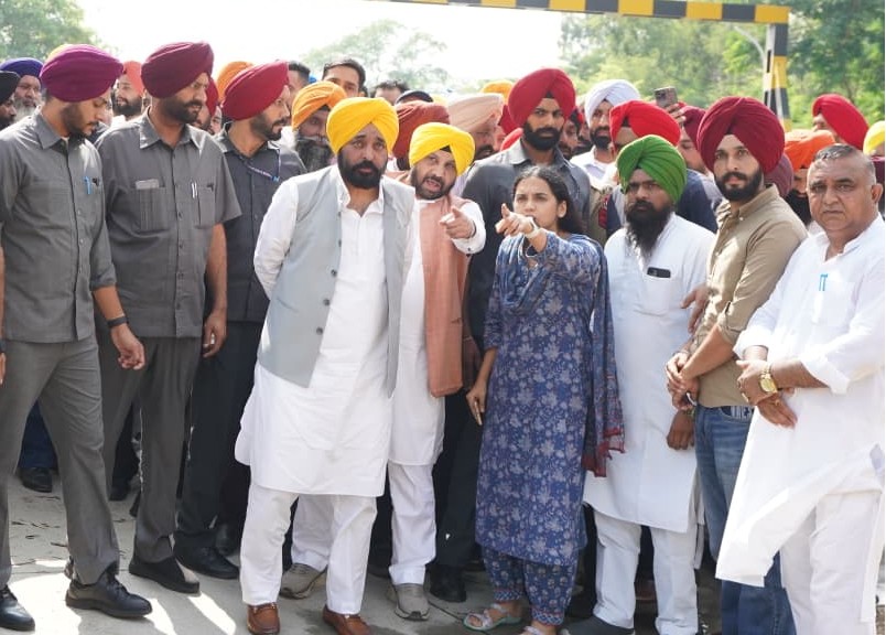मुख्यमंत्री ने अधिकारियों को बाढ़ प्रभावित क्षेत्रों में बचाव व राहत कार्यों में और तेजी लाने के दिए निर्देश