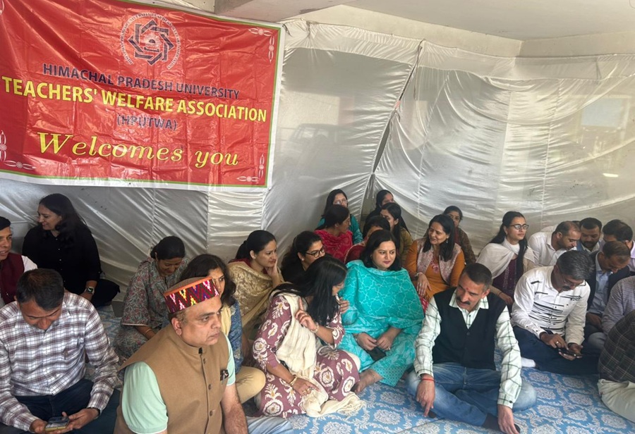 हिमाचल प्रदेश विश्वविद्यालय शिक्षक कल्याण संघ ( हपुटवा ) ने अपनी मांगों को लेकर अनशन किया आरम्भ; कल काले झंडे दिखा कार्यकारी परिषद के सदस्यों का करेंगे विरोध 