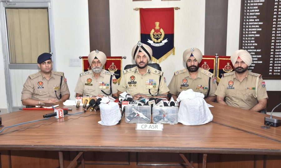 सरहद पार से नशीले पदार्थ व हथियारों की तस्करी में शामिल छह व्यक्ति 4 किलो हेरोइन, दो पिस्तौल सहित गिरफ्तार: सीपी गुरप्रीत भुल्लर