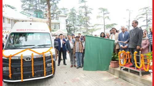 मुख्यमंत्री ने छः अत्याधुनिक मोबाइल फोरेंसिक वैन को झंडी दिखाकर रवाना किया