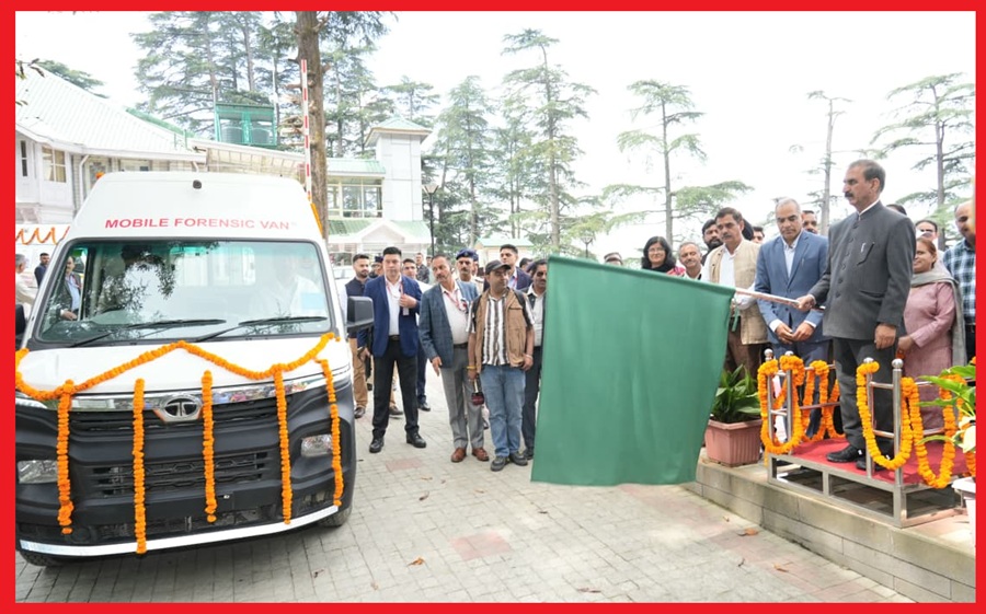 मुख्यमंत्री ने छः अत्याधुनिक मोबाइल फोरेंसिक वैन को झंडी दिखाकर रवाना किया