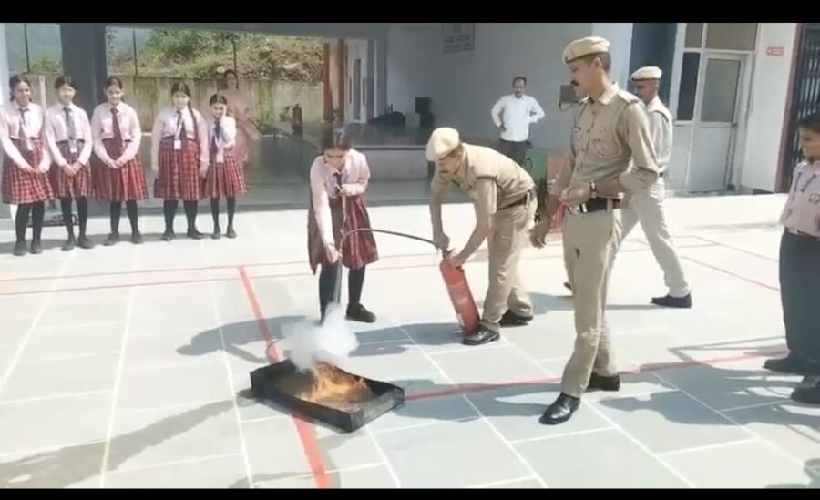 करियर अकादमी सीनियर सेकेंडरी स्कूल में फायर सेफ्टी मॉक ड्रिल का सफल आयोजन  