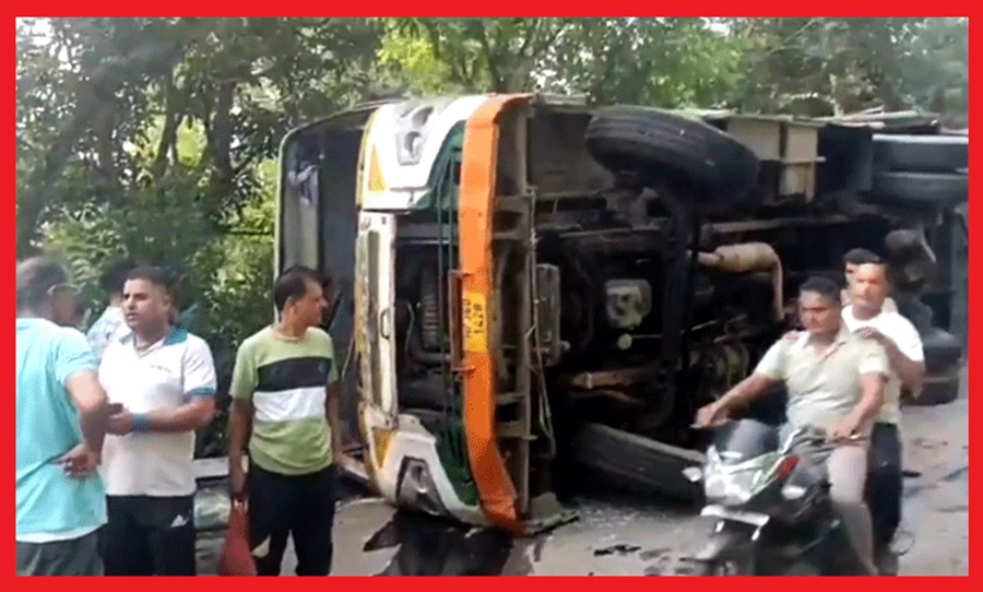 अनियंत्रित हो कर पलटी HRTC बस, 40 लोग घायल, स्कूली बच्चे भी शामिल 