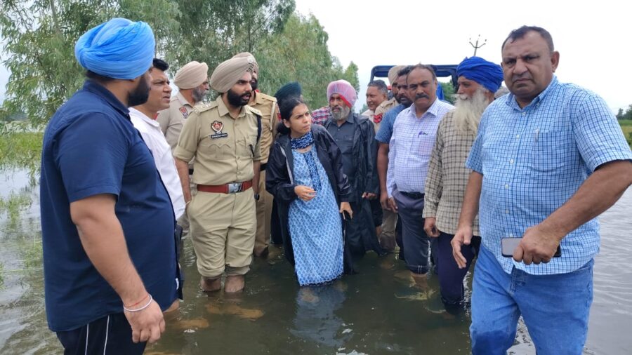 बाढ प्रभावित लोगों का हालचाल लेने ट्रैक्टर पर पहुँचे डी सी व जिला पुलिस प्रमुख