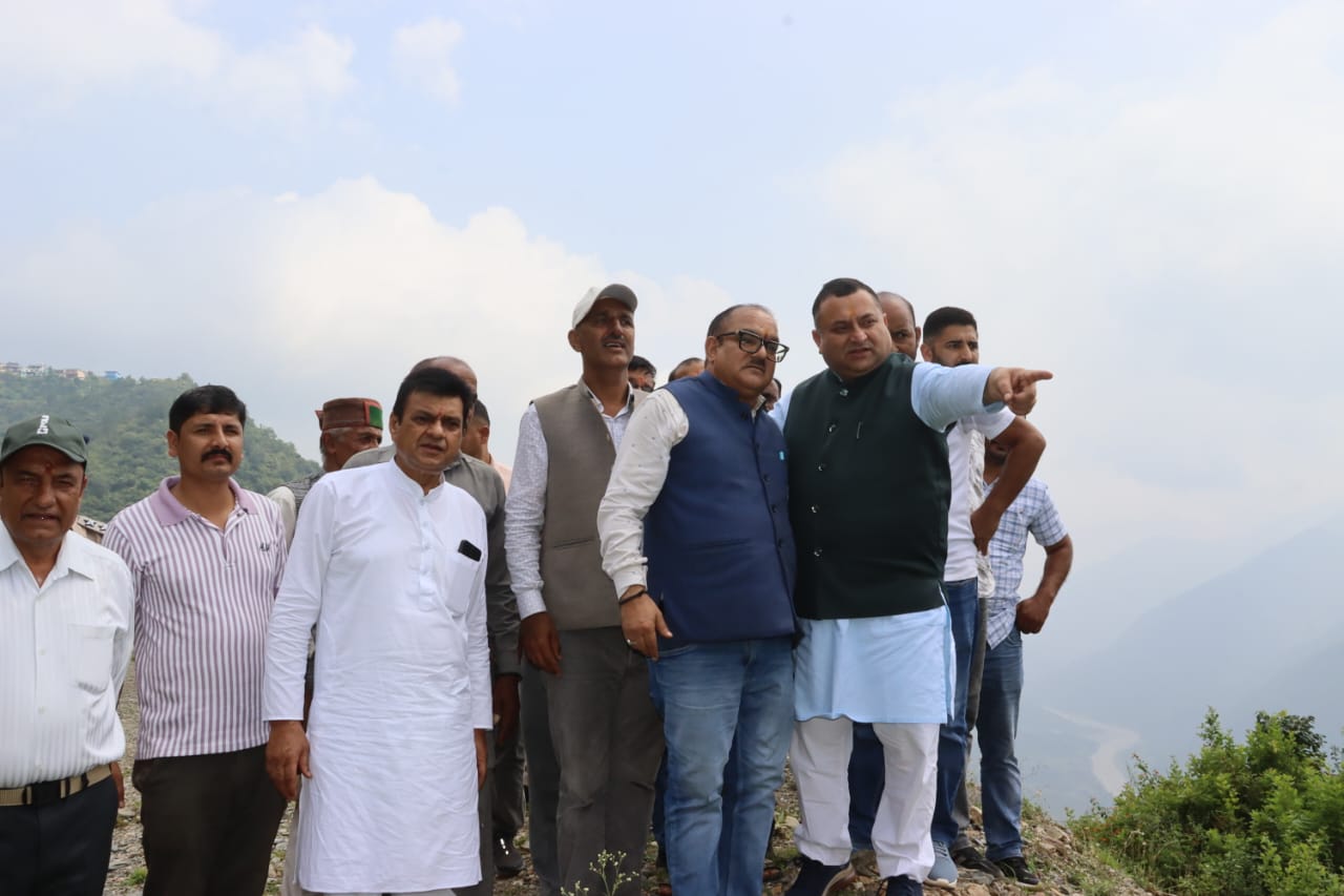 उपाध्यक्ष विनय कुमार ने रेणुका विधानसभा क्षेत्र के संगड़ाह उपमंडल में भारी बरसात से हुए नुकसान का लिया जायजा 