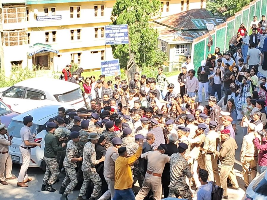 एस एफ आई द्वारा हिमाचल प्रदेश विश्वविद्यालय की EC मीटिंग के चलते छात्र मांगों को लेकर EC मेम्बरस को ज्ञापन दिए और शिमला शहरी विधायक हरीश जनारथा का किया घेराव