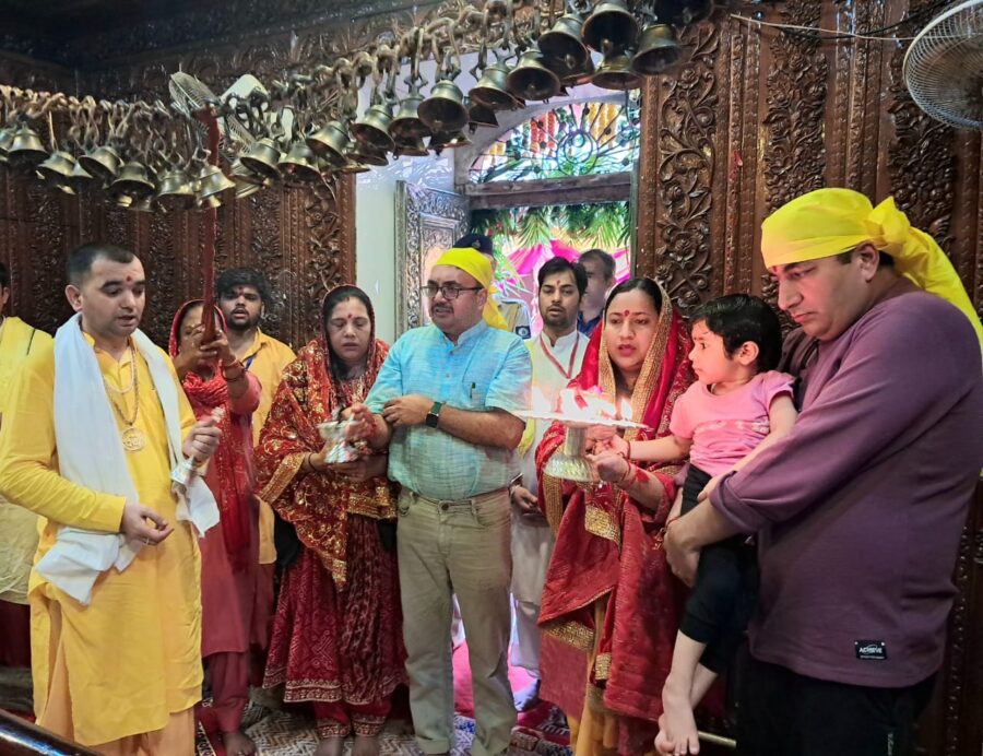 उपायुक्त प्रियंका वर्मा ने माता बालासुन्दरी मंदिर में जिला वासियों की सुख-समृद्धि के लिए हवन यज्ञ व कंजिका पूजन कर पूजा अर्चना की