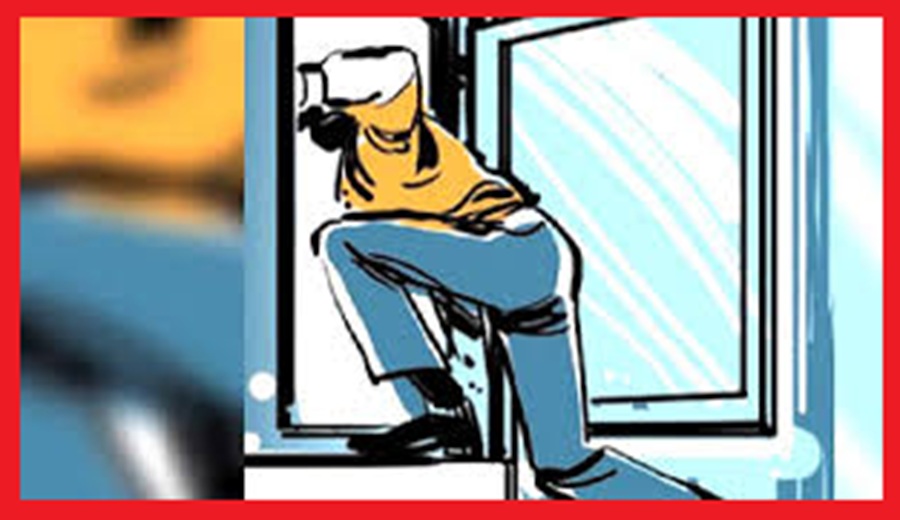 निर्माणाधीन घर से मिला 34 किलोग्राम क्रिस्टल पत्थर व विस्फोटक का बॉक्स; विभाग से विस्फोटक बॉक्स छीन आरोपी फरार