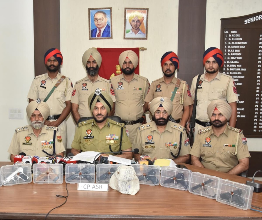 पुलिस ने 3 नशा तस्करो को गिरफ्तार करके 10 आधुनिक पिस्तौल सहित बरामद की 500 ग्राम अफीम