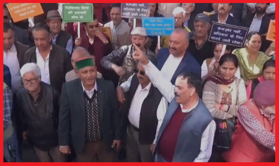 सुक्खू सरकार के खिलाफ बुढ़ापे में सड़कों पर उतरे पेंशनर,लगाये ‘DA चोर-गद्दी छोड़’ के   नारे 