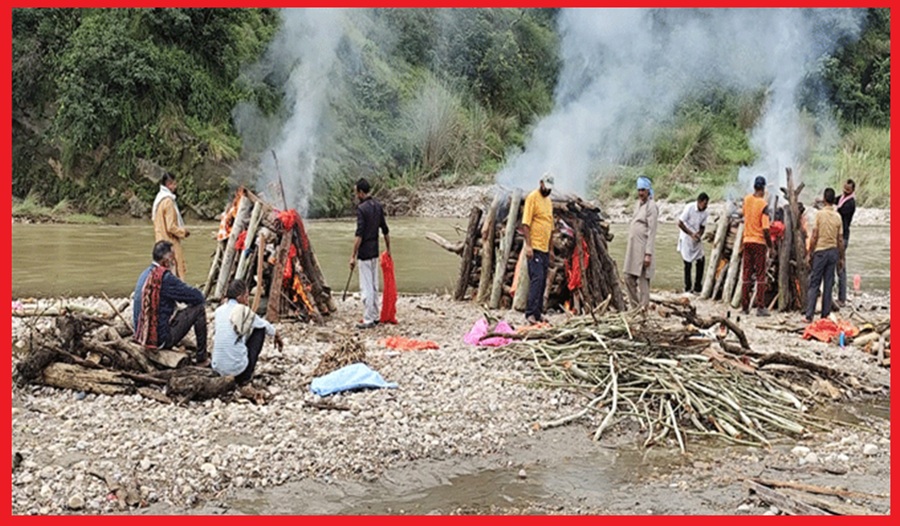 हिमाचल में परिवार के चार सदस्यों की एक साथ जलीं चिताए: घायल शौर्य ने दी मुखाग्नि 